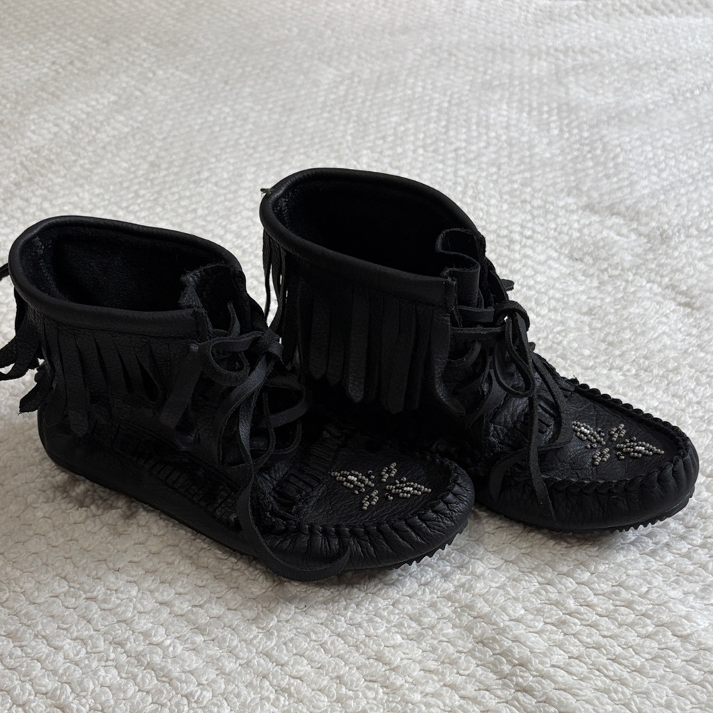 Manitobah Mukluks - Harvester Grain Moccasin - BNWT - L6